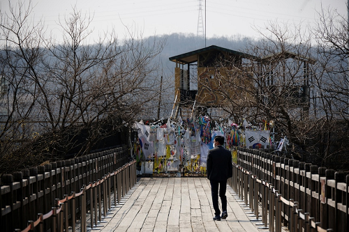 The defector was detected in the DMZ separating the two Koreas.(Reuters: Kim Hong-Ji)