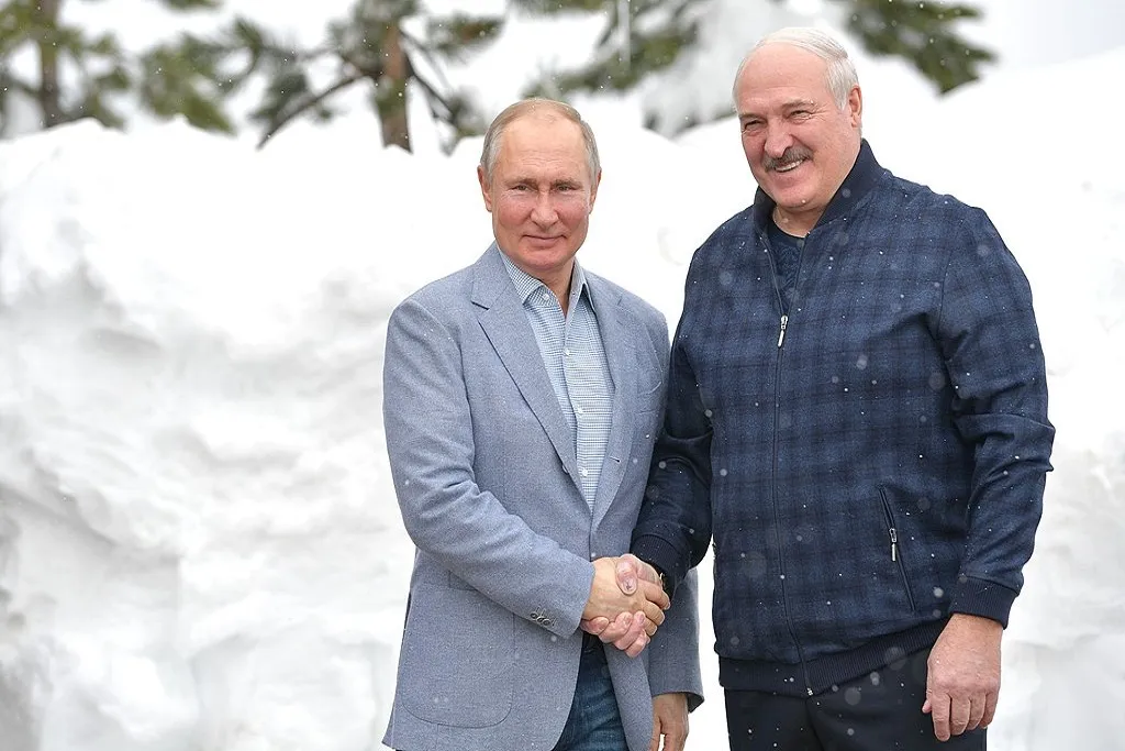 Russian President Vladimir Putin (left) Belarussian President Aleksander Lukashenko (right) shaking hands