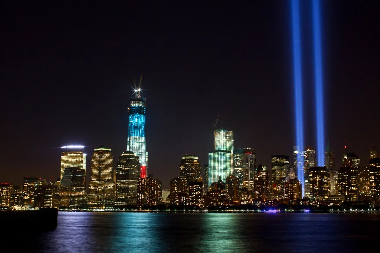 Tribute in Light memorial next to the new One World Trade (2012). Anthony Quintano, Wikimedia Commons