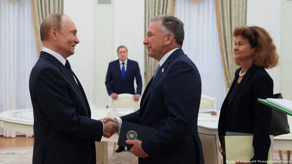 Trump Brushes Off Witkoff Controversy As Ukraine Peace Push Intensifies